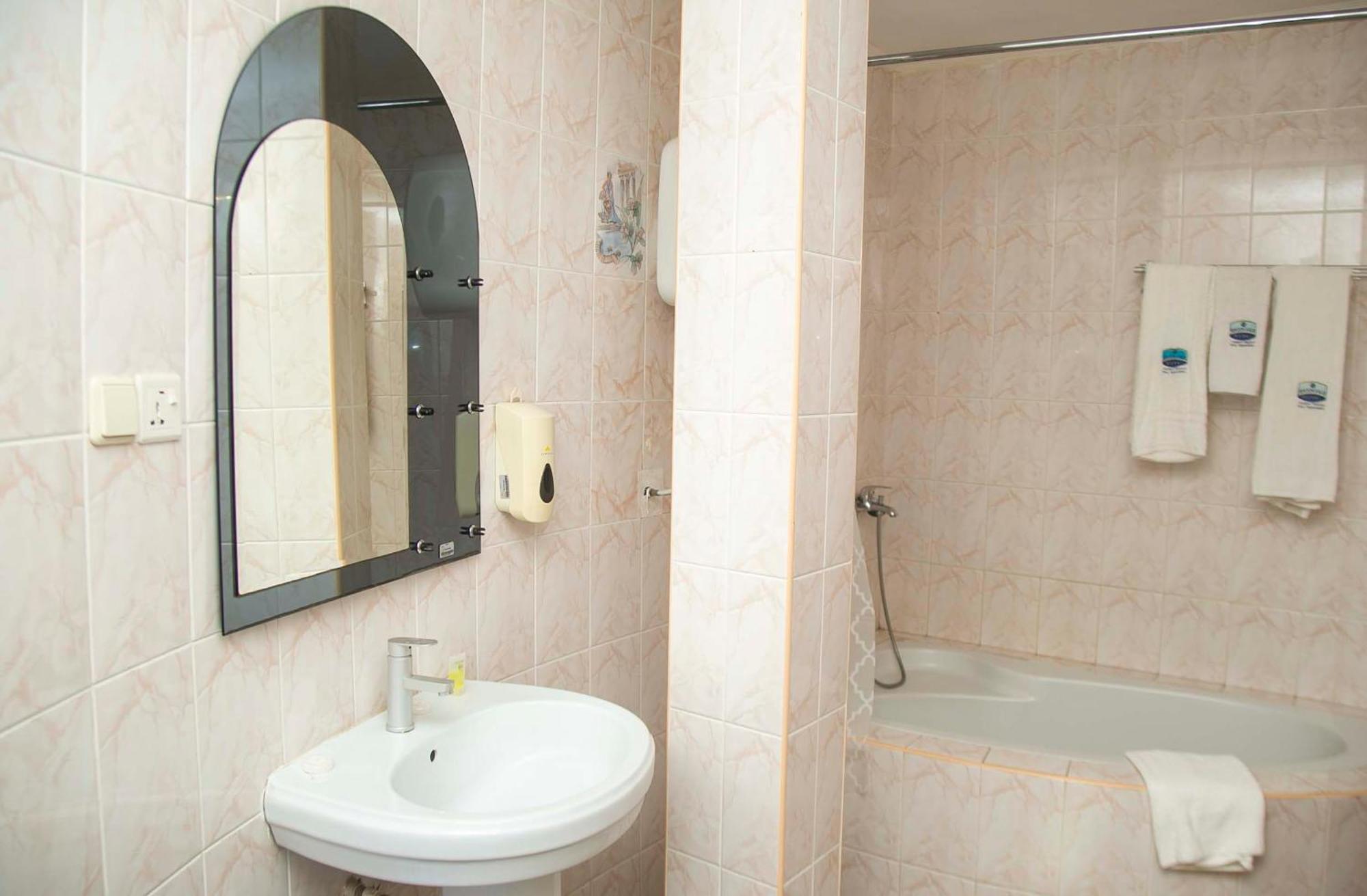 Brookvale Hotel Weija Luaran gambar